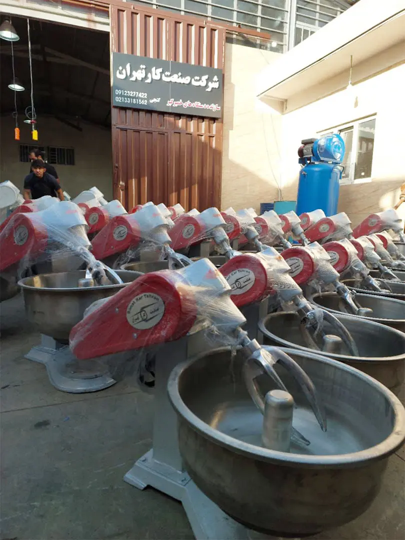 تعداد زیادی خمیرگیر صنعتی مدل اسپیرال با پاتیل استیل در کارخانه صنعت کار تهران